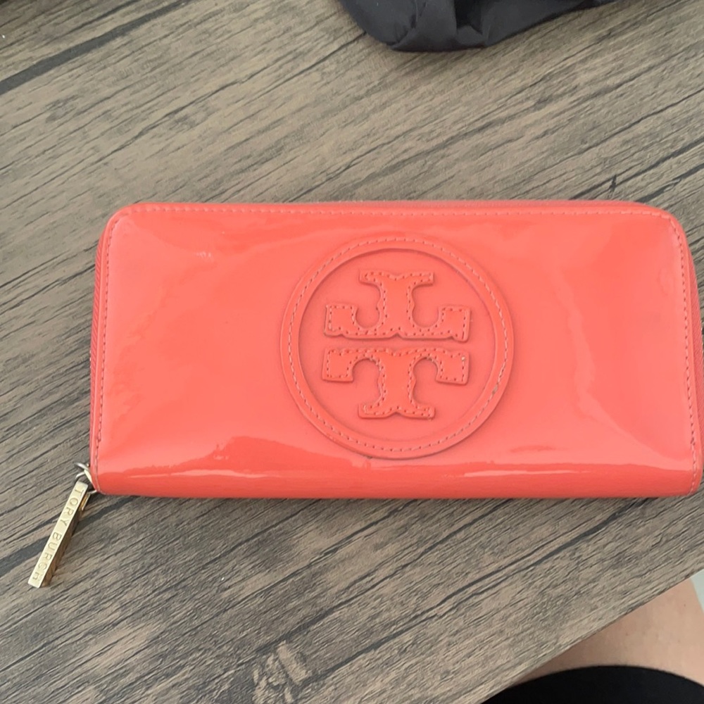 Tory Burch shiny leather zippered wallet/used